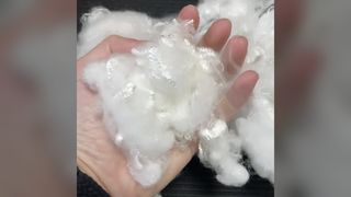 Włókno kationowe 1,56D * 51 mm Wysoka trwałość kolorów Miękki, jasny połysk do przędzenia i mieszania tekstyliów