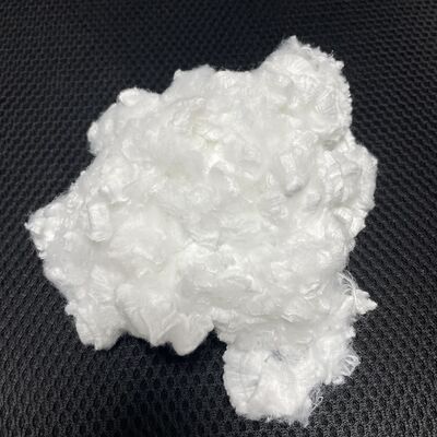 Dobra cena. Włókno PET o wysokiej bieli 2D × 38 mm Miękkie i stabilne do produkcji tekstyliów Specyfikacje można dostosować w Internecie