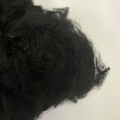 Dobra cena. 2.5D*64mm czarne włókna pustkowe 2D z recyklingu, nadające się do wypełniania pościel, poduszek, poduszek i tkaniny kanapowej w Internecie